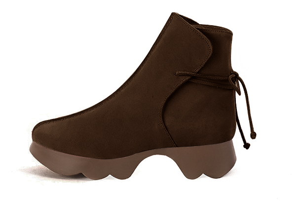 Boots femme : Bottines lacets à l'arrière couleur marron ébène. Bout rond. Semelle gomme petit talon. Vue de profil - Florence KOOIJMAN