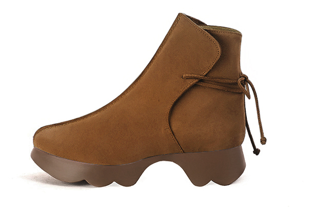 Boots femme : Bottines lacets à l'arrière couleur marron caramel. Bout rond. Semelle gomme petit talon. Vue de profil - Florence KOOIJMAN