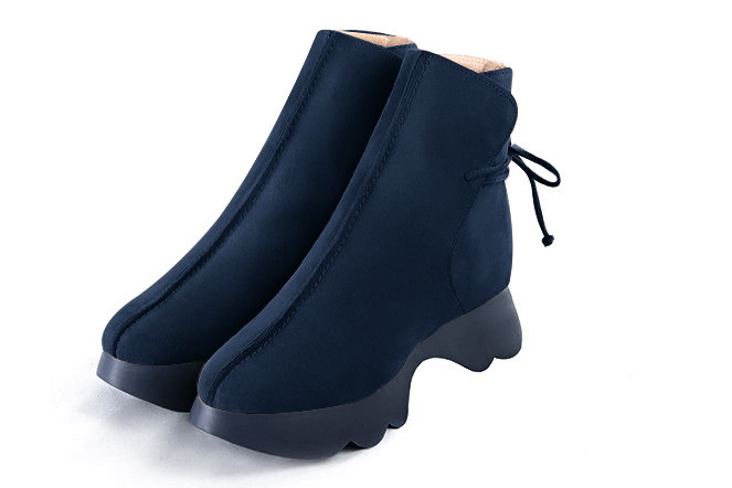 Boots femme : Bottines lacets à l'arrière couleur bleu marine. Bout rond. Semelle gomme petit talon Vue avant - Florence KOOIJMAN