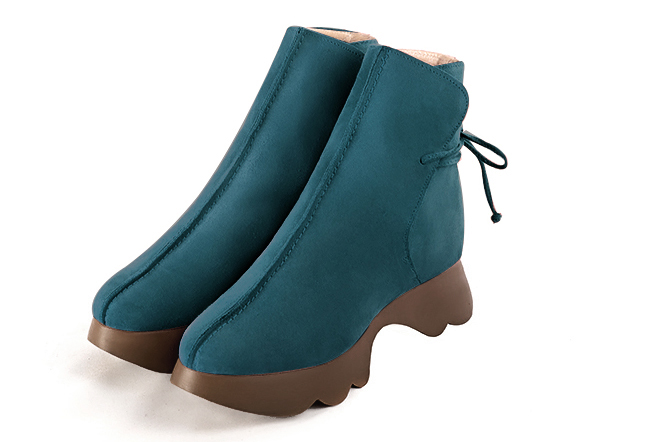Bottines élégantes et raffinées avec des lacets à l'arrière, coloris bleu canard. Bout rond. Semelle gomme mi-haut. Personnalisation : Choix des cuirs, des couleurs et des talons. Cou-de-pied sur mesure. - Florence KOOIJMAN