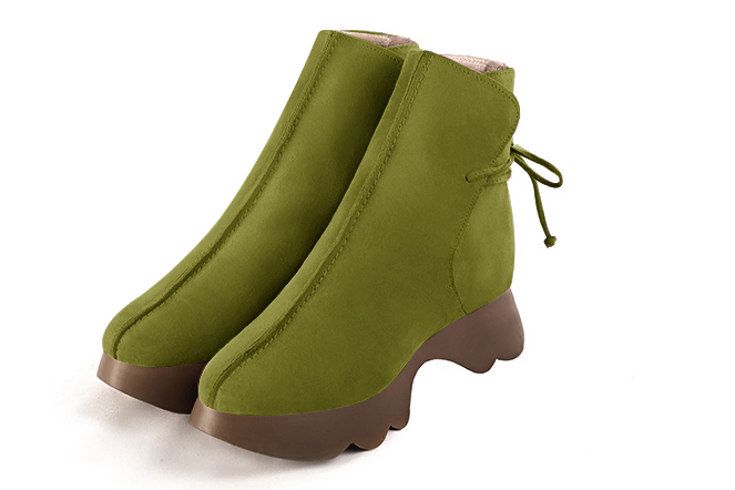 Boots femme : Bottines lacets à l'arrière couleur vert pistache. Bout rond. Semelle gomme petit talon Vue avant - Florence KOOIJMAN