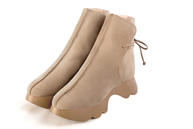 Bottines élégantes et raffinées avec des lacets à l'arrière, coloris beige sahara. Bout rond. Semelle gomme mi-haut. Personnalisation : Choix des cuirs, des couleurs et des talons. Cou-de-pied sur mesure. - Florence KOOIJMAN