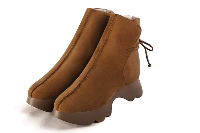Boots femme : Bottines lacets à l'arrière couleur marron caramel. Bout rond. Semelle gomme petit talon Vue avant - Florence KOOIJMAN