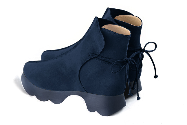 Boots femme : Bottines lacets à l'arrière couleur bleu marine. Bout rond. Semelle gomme petit talon. Vue arrière - Florence KOOIJMAN