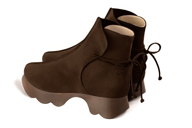 Boots femme : Bottines lacets à l'arrière couleur marron ébène. Bout rond. Semelle gomme petit talon. Vue arrière - Florence KOOIJMAN