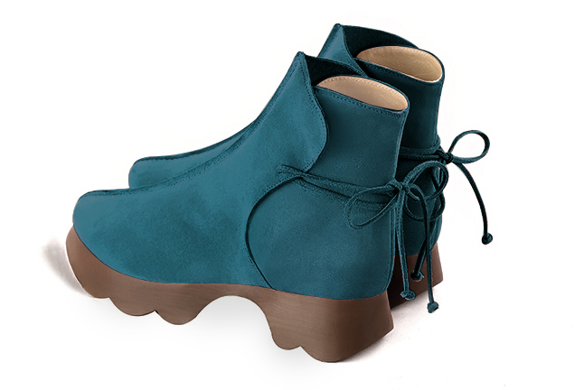 Boots femme : Bottines lacets à l'arrière couleur bleu canard. Bout rond. Semelle gomme petit talon. Vue arrière - Florence KOOIJMAN