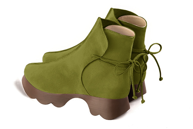 Boots femme : Bottines lacets à l'arrière couleur vert pistache. Bout rond. Semelle gomme petit talon. Vue arrière - Florence KOOIJMAN
