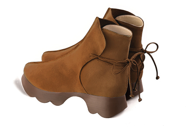 Boots femme : Bottines lacets à l'arrière couleur marron caramel. Bout rond. Semelle gomme petit talon. Vue arrière - Florence KOOIJMAN