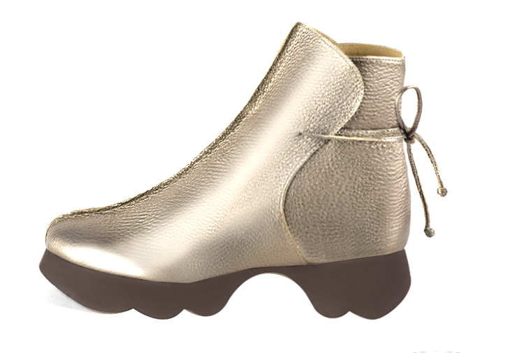Boots femme : Bottines lacets à l'arrière couleur or doré. Bout rond. Semelle gomme petit talon. Vue de profil - Florence KOOIJMAN