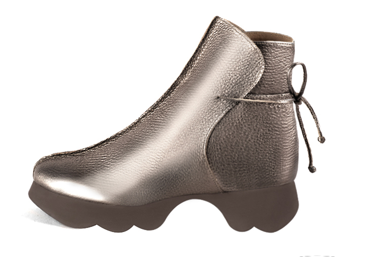 Boots femme : Bottines lacets à l'arrière couleur beige mastic. Bout rond. Semelle gomme petit talon. Vue de profil - Florence KOOIJMAN