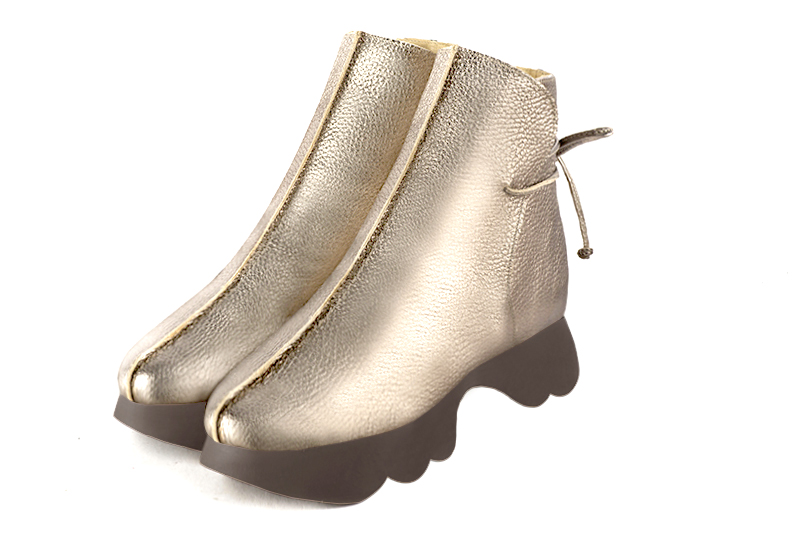 Boots femme : Bottines lacets à l'arrière couleur or doré. Bout rond. Semelle gomme petit talon Vue avant - Florence KOOIJMAN