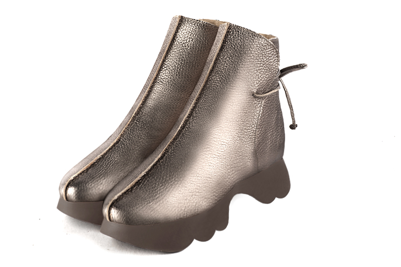 Boots femme : Bottines lacets à l'arrière couleur beige mastic. Bout rond. Semelle gomme petit talon Vue avant - Florence KOOIJMAN
