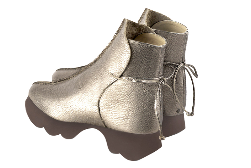 Bottines à laçage arrière pour femme en cuir doré avec bout rond et semelle épaisse et sculpturale en gomme - Vue arrière