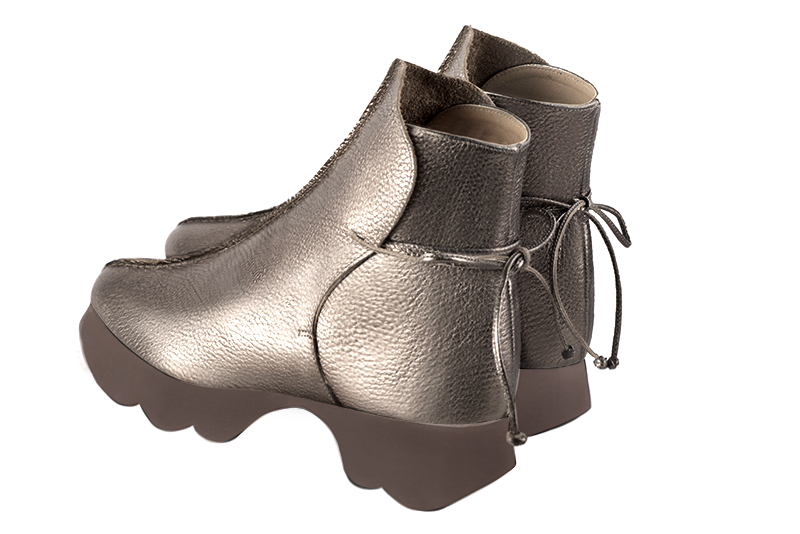 Boots femme : Bottines lacets à l'arrière couleur beige mastic. Bout rond. Semelle gomme petit talon. Vue arrière - Florence KOOIJMAN