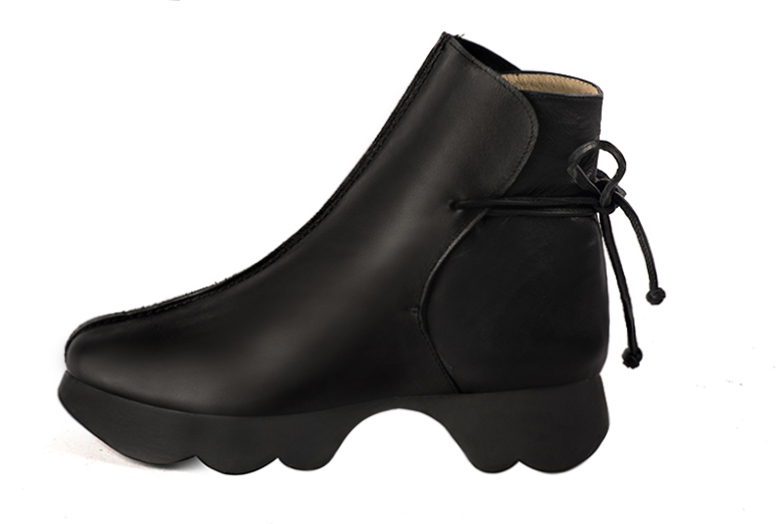 Boots femme : Bottines lacets à l'arrière couleur noir satiné. Bout rond. Semelle gomme petit talon. Vue de profil - Florence KOOIJMAN