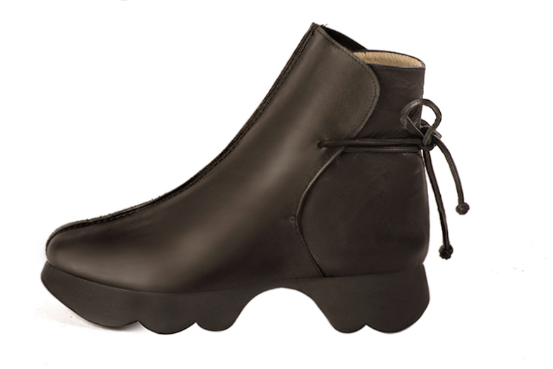 Boots femme : Bottines lacets à l'arrière couleur marron ébène. Bout rond. Semelle gomme petit talon. Vue de profil - Florence KOOIJMAN