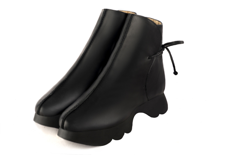 Boots femme : Bottines lacets à l'arrière couleur noir satiné. Bout rond. Semelle gomme petit talon Vue avant - Florence KOOIJMAN