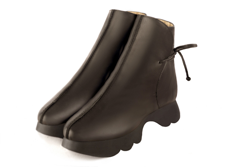 Boots femme : Bottines lacets à l'arrière couleur marron ébène. Bout rond. Semelle gomme petit talon Vue avant - Florence KOOIJMAN