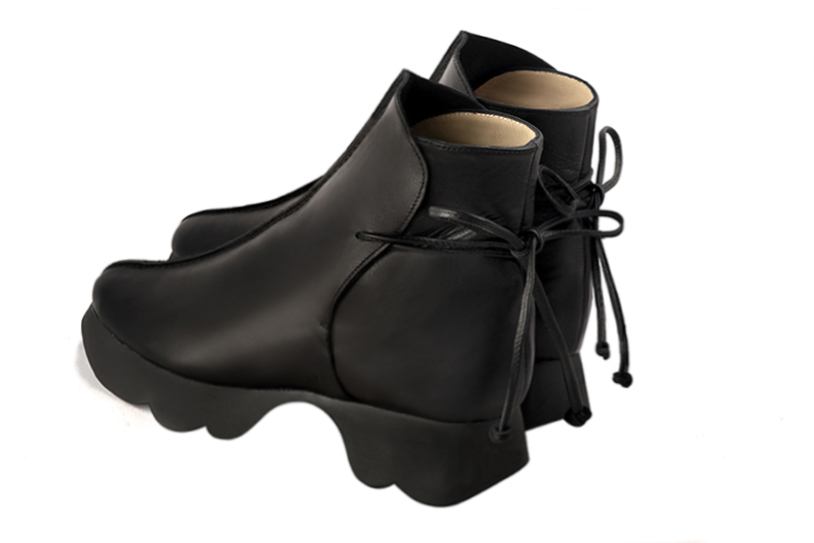 Boots femme : Bottines lacets à l'arrière couleur noir satiné. Bout rond. Semelle gomme petit talon. Vue arrière - Florence KOOIJMAN