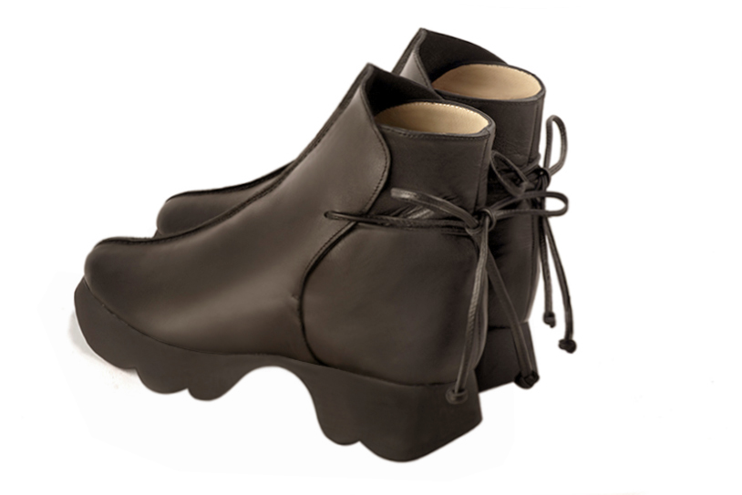Boots femme : Bottines lacets à l'arrière couleur marron ébène. Bout rond. Semelle gomme petit talon. Vue arrière - Florence KOOIJMAN
