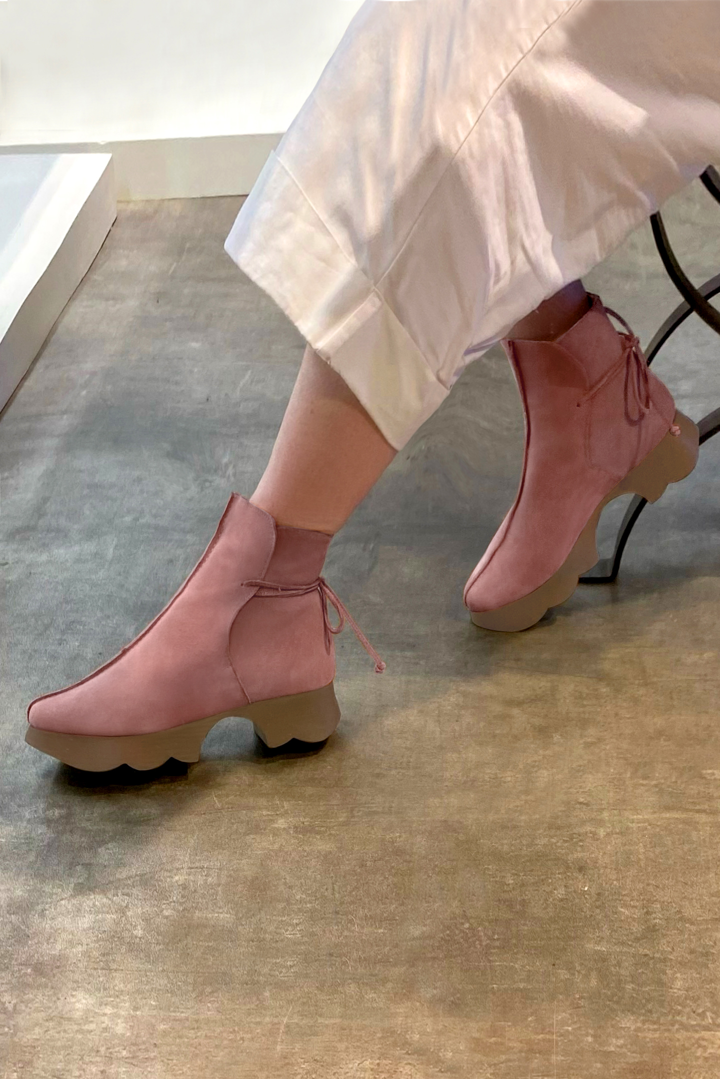 Boots femme : Bottines lacets à l'arrière couleur rose vieux rose.. Vue porté - Florence KOOIJMAN
