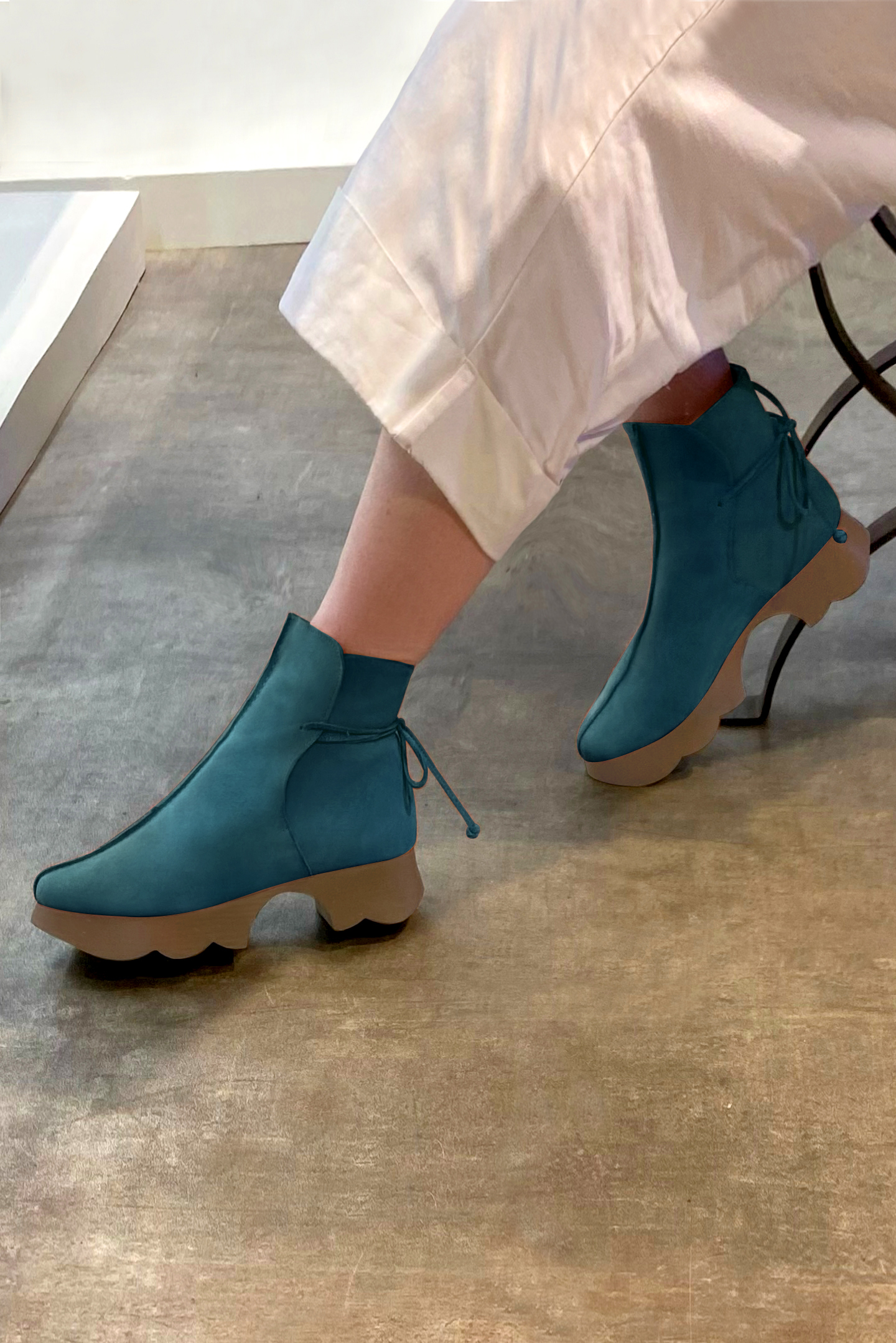 Boots femme : Bottines lacets à l'arrière couleur bleu canard.. Vue porté - Florence KOOIJMAN