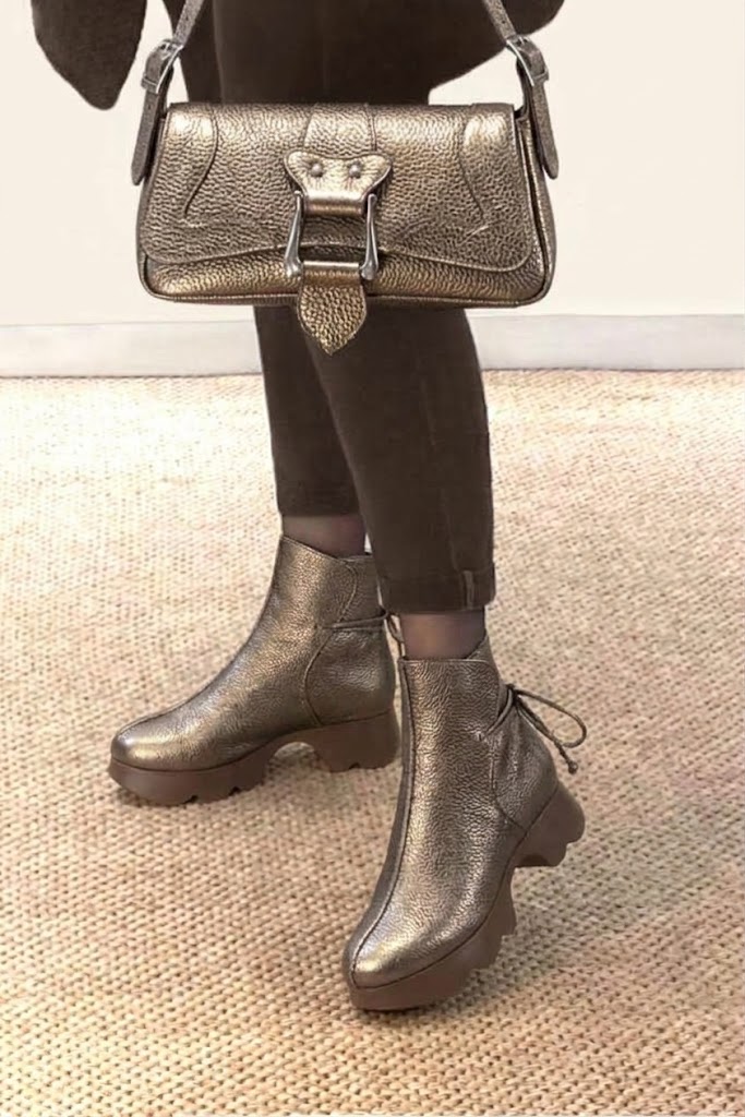 Bottines habillées femme lacets arrière en cuir bronze à semelle en gomme et bout rond - Vue porté