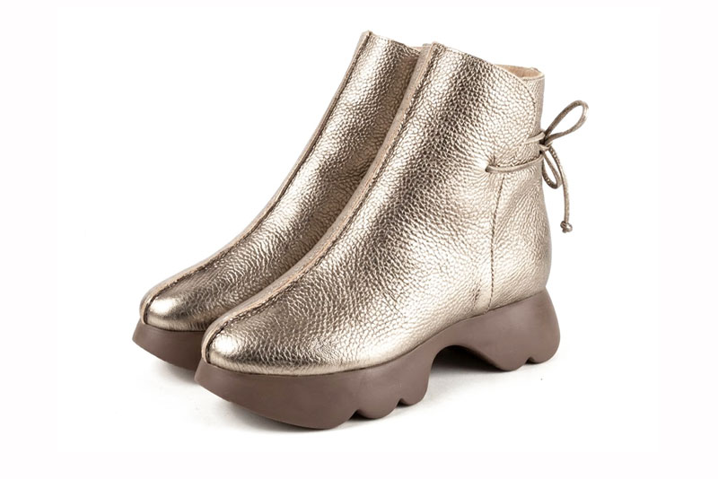 Bottines à laçage arrière pour femme en cuir doré avec bout rond et semelle épaisse et sculpturale en gomme - Vue avant