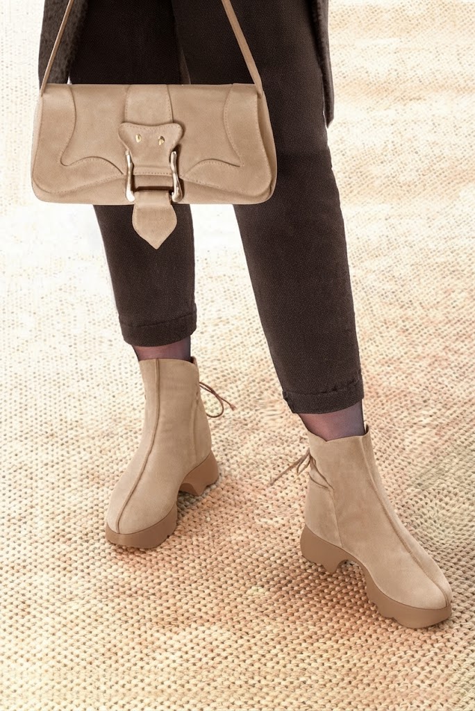 Bottines à laçage arrière pour femme en cuir sable avec bout rond et semelle épaisse et sculpturale en gomme - Vue du dessus