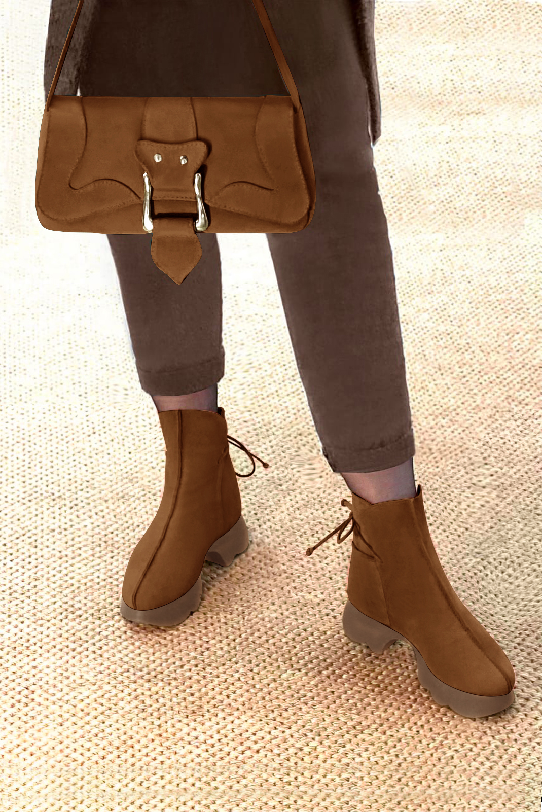 Bottines à laçage arrière pour femme en cuir cognac avec bout rond et semelle épaisse et sculpturale en gomme - Vue du dessus