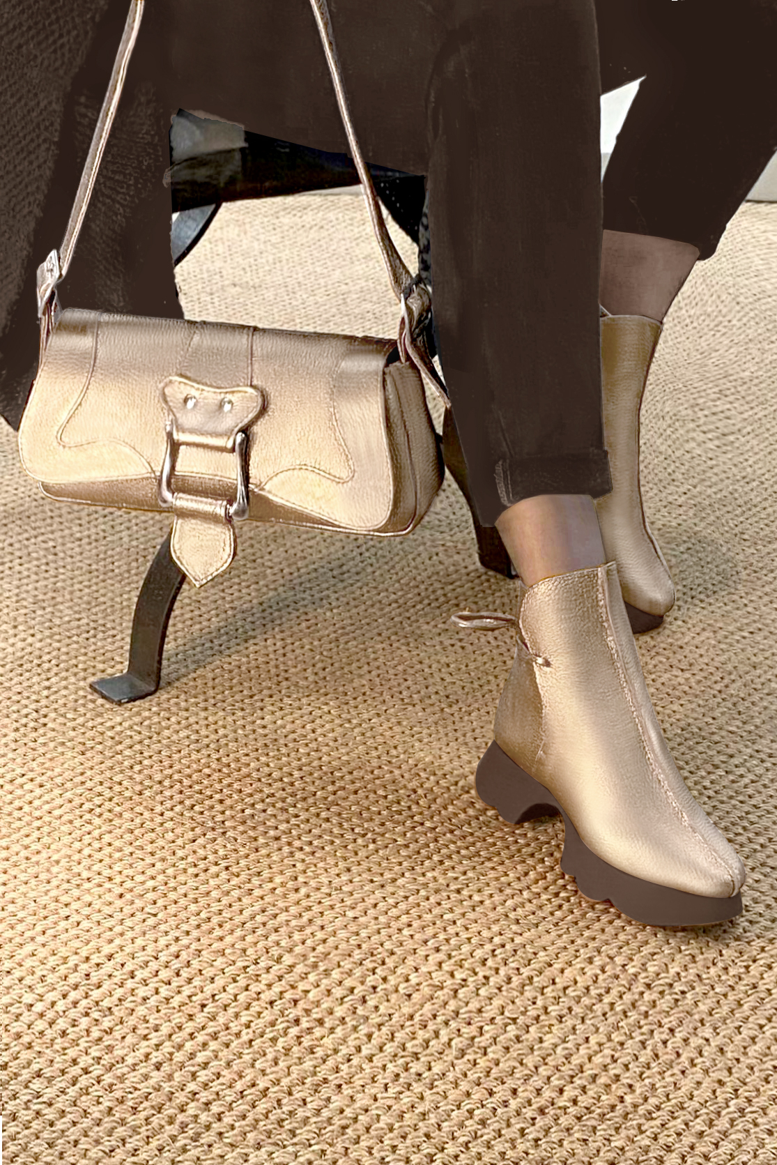 Boots femme : Bottines lacets à l'arrière couleur or doré. Bout rond. Semelle gomme petit talon. Vue du dessus - Florence KOOIJMAN