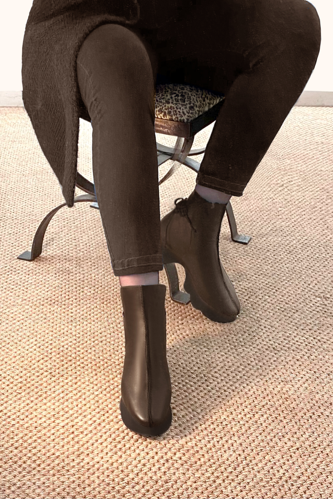 Boots femme : Bottines lacets à l'arrière couleur marron ébène. Bout rond. Semelle gomme petit talon. Vue du dessus - Florence KOOIJMAN