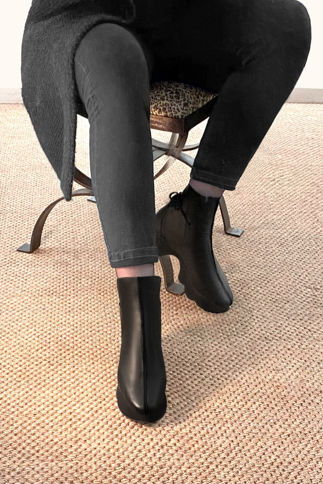 Boots femme : Bottines lacets à l'arrière couleur noir satiné. Bout rond. Semelle gomme petit talon. Vue du dessus - Florence KOOIJMAN