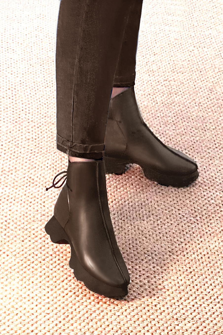 Boots femme : Bottines lacets à l'arrière couleur marron ébène. Bout rond. Semelle gomme petit talon. Vue porté - Florence KOOIJMAN
