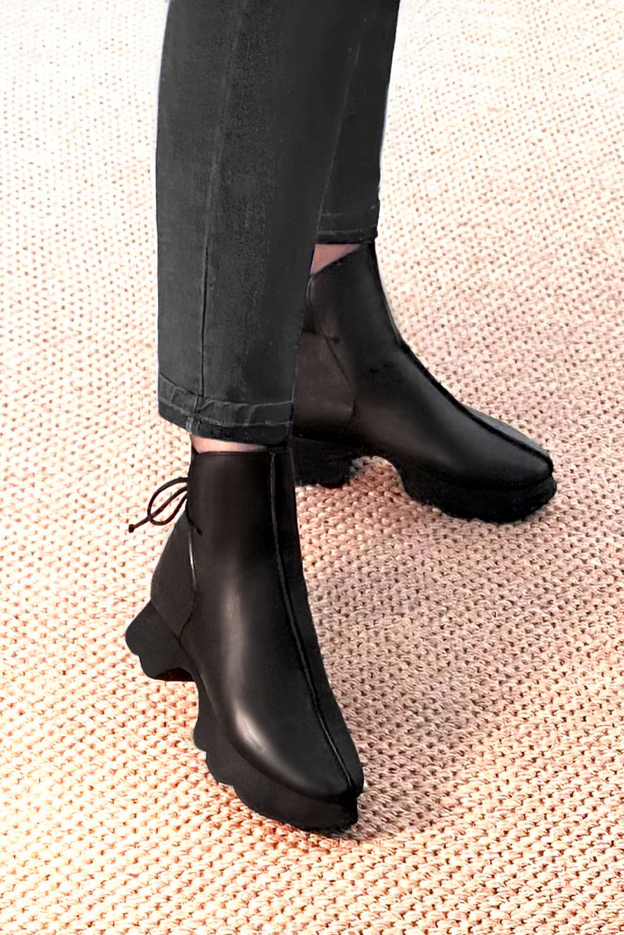 Boots femme : Bottines lacets à l'arrière couleur noir satiné. Bout rond. Semelle gomme petit talon. Vue porté - Florence KOOIJMAN