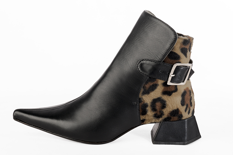 Bottines élégantes et raffinées avec des boucles à l'arrière, coloris noir satiné. Bout pointu. Mi-haut. Talon évasé. Personnalisation : Choix des cuirs, des couleurs et des talons. Cou-de-pied sur mesure. - Florence KOOIJMAN