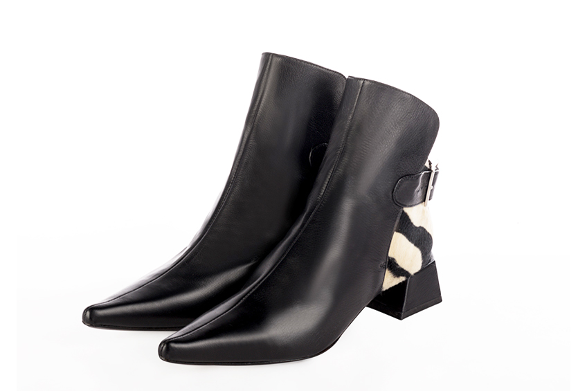 Bottines élégantes et raffinées avec des boucles à l'arrière, coloris noir satiné. Bout pointu. Mi-haut. Talon évasé. Personnalisation : Choix des cuirs, des couleurs et des talons. Cou-de-pied sur mesure. - Florence KOOIJMAN