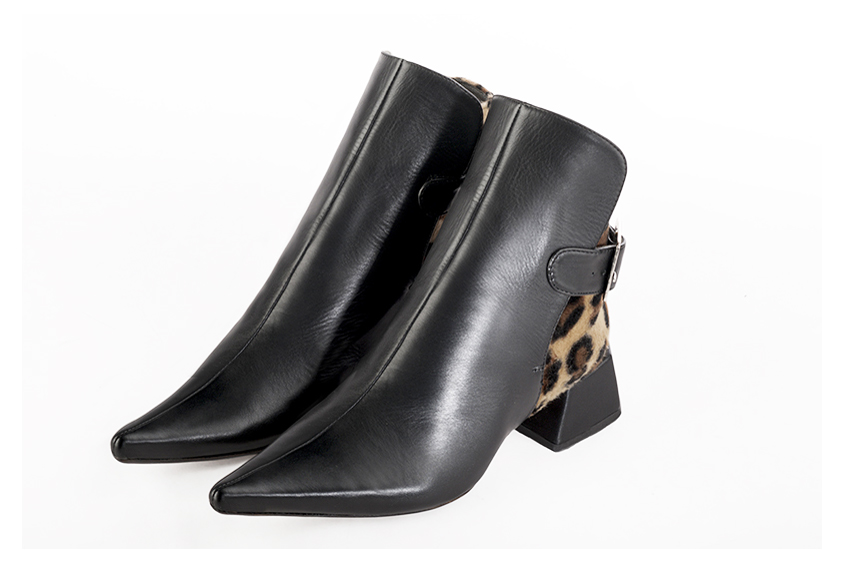 Bottines élégantes et raffinées avec des boucles à l'arrière, coloris noir satiné. Bout pointu. Mi-haut. Talon évasé. Personnalisation : Choix des cuirs, des couleurs et des talons. Cou-de-pied sur mesure. - Florence KOOIJMAN