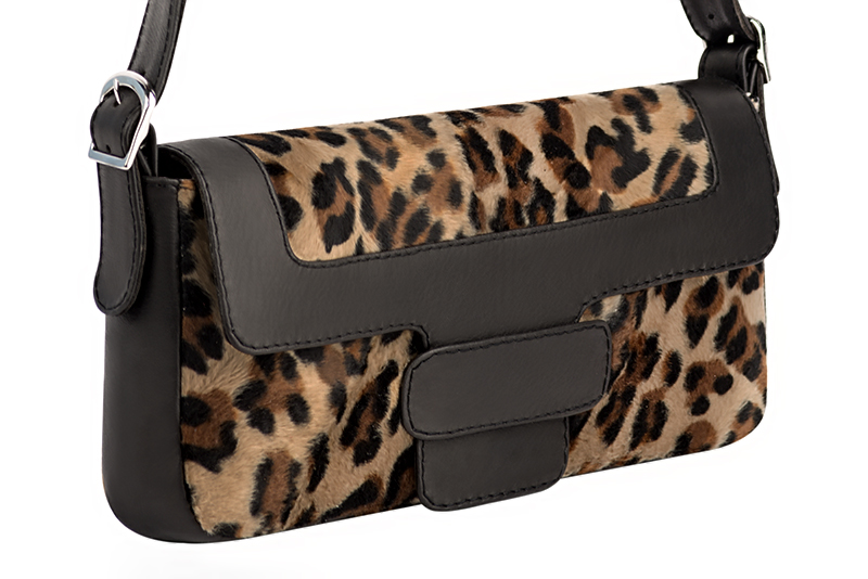 Bottines femme boucles à l'arrière noir satiné et léopard. Bout pointu. Talon évasé de 3.5 cm - Vue porté