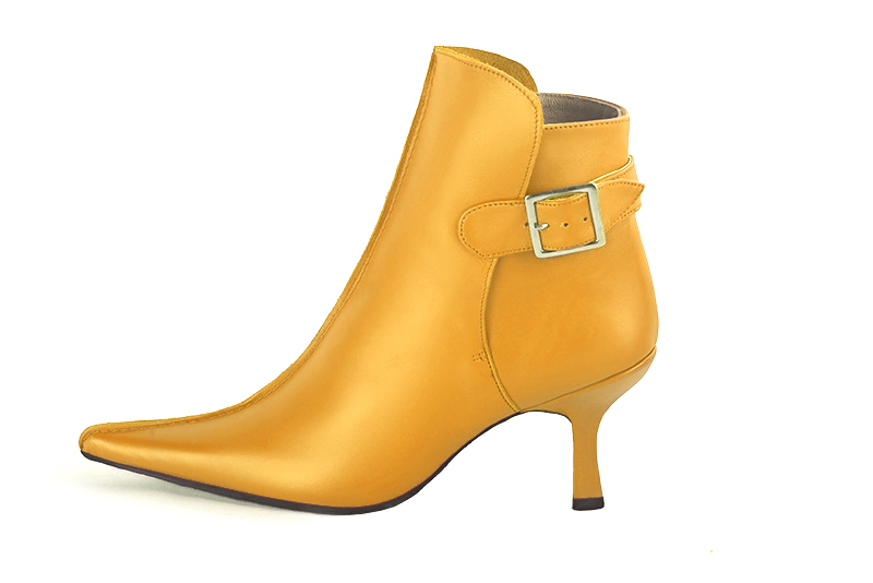 Boots femme : Boots avec des boucles à l'arrière couleur jaune ocre. Bout pointu. Talon haut bobine. Vue de profil - Florence KOOIJMAN