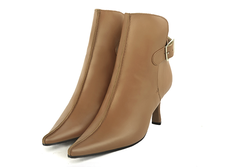 Boots femme : Boots avec des boucles à l'arrière couleur beige camel. Bout pointu. Talon haut bobine Vue avant - Florence KOOIJMAN