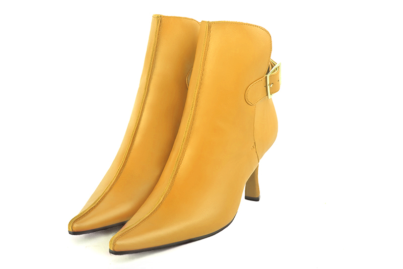 Boots femme : Boots avec des boucles à l'arrière couleur jaune ocre. Bout pointu. Talon haut bobine Vue avant - Florence KOOIJMAN