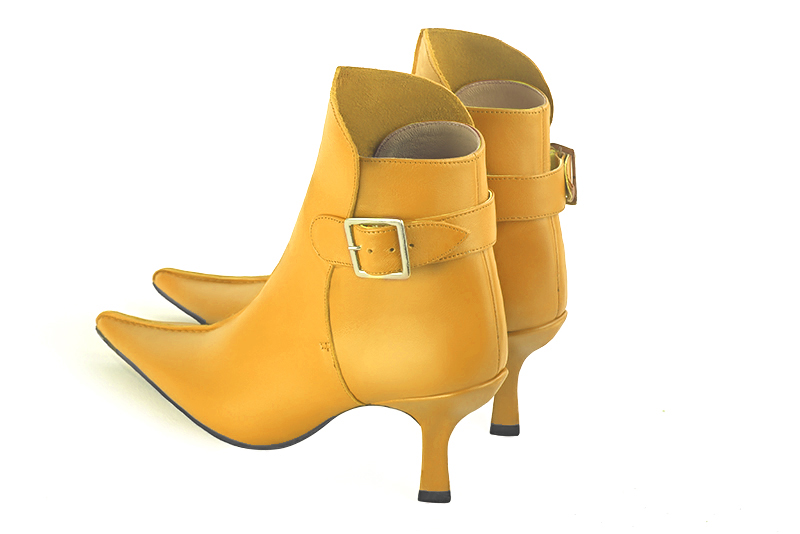 Boots femme : Boots avec des boucles à l'arrière couleur jaune ocre. Bout pointu. Talon haut bobine. Vue arrière - Florence KOOIJMAN