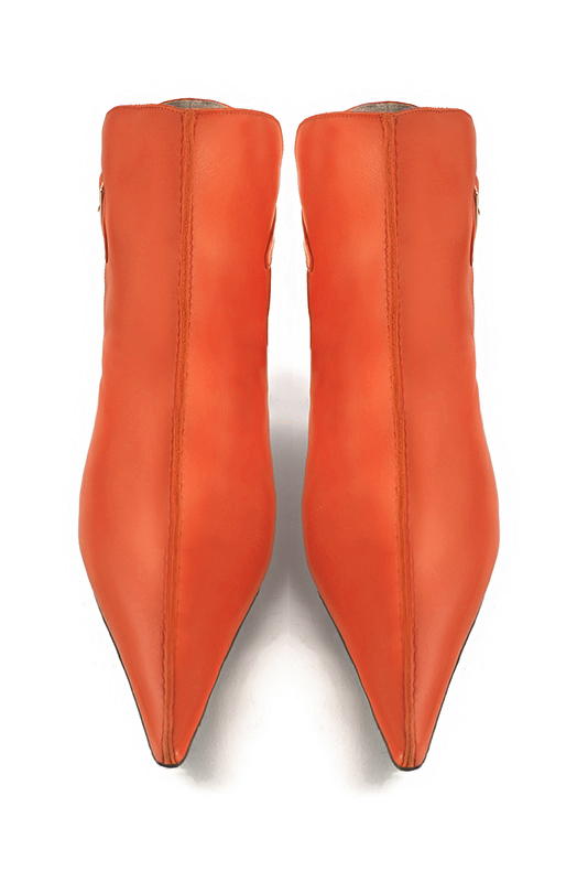 Boots femme : Boots avec des boucles à l'arrière couleur orange clémentine. Bout pointu. Talon haut bobine. Vue du dessus - Florence KOOIJMAN