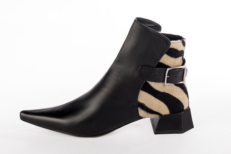 Boots élégantes et raffinées avec des boucles à l'arrière, coloris noir. Bout pointu. Petit talon bottier. Personnalisation : Choix des cuirs, des couleurs et des talons. Cou-de-pied sur mesure. - Florence KOOIJMAN