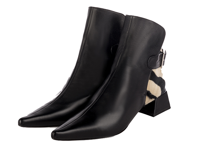 Boots élégantes et raffinées avec des boucles à l'arrière, coloris noir. Bout pointu. Petit talon bottier. Personnalisation : Choix des cuirs, des couleurs et des talons. Cou-de-pied sur mesure. - Florence KOOIJMAN