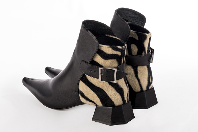 Boots élégantes et raffinées avec des boucles à l'arrière, coloris noir. Bout pointu. Petit talon bottier. Personnalisation : Choix des cuirs, des couleurs et des talons. Cou-de-pied sur mesure. - Florence KOOIJMAN