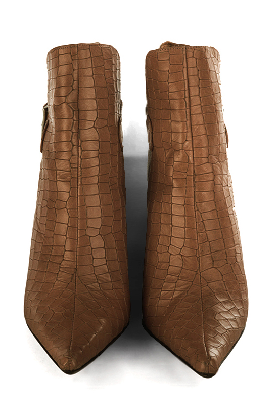 Boots femme : Boots avec des boucles à l'arrière couleur marron caramel. Bout pointu. Talon haut bottier. Vue du dessus - Florence KOOIJMAN