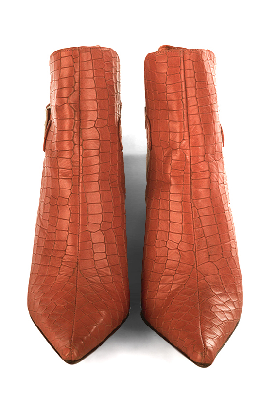 Boots femme : Boots avec des boucles à l'arrière couleur orange corail. Bout pointu. Talon haut bottier. Vue du dessus - Florence KOOIJMAN