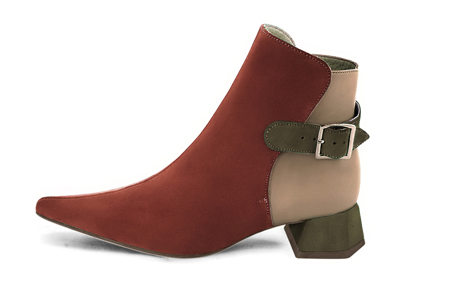 Bottines élégantes et raffinées avec des boucles à l'arrière, coloris orange corail, beige sahara et vert kaki. Bout pointu. Mi-haut. Talon évasé. Personnalisation : Choix des cuirs, des couleurs et des talons. Cou-de-pied sur mesure. - Florence KOOIJMAN